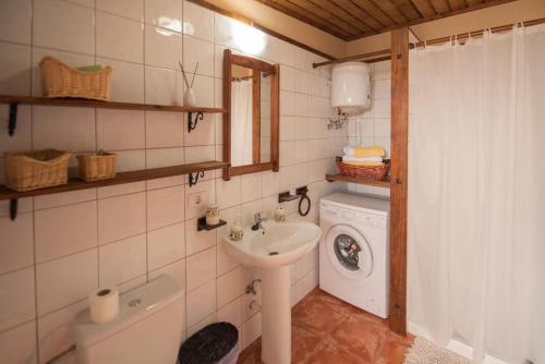 埃尔帕索Apartamento Kiril的一间带水槽和洗衣机的浴室
