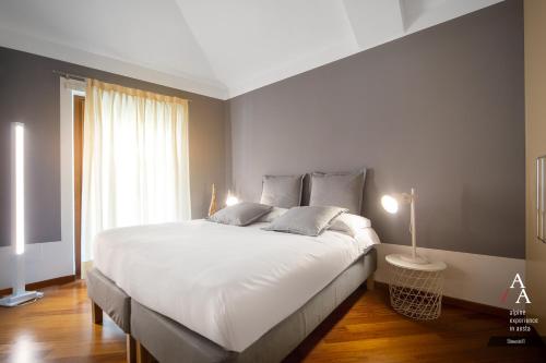 奥斯塔Alp Apartments - Stevenin11的卧室设有一张白色大床和一扇窗户。