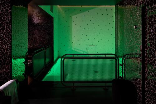 巴黎勒斯班斯巴黎酒店的绿色客房 - 带浴缸和浴室
