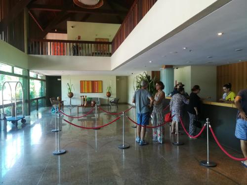 嘎林海斯港Marulhos Resort Porto De Galinhas的一群人站在一个大厅里,用红绳子