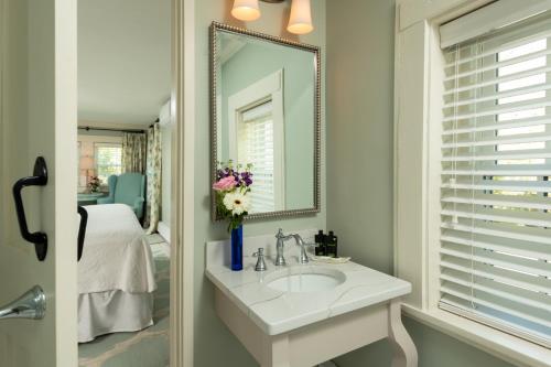 雅茅斯The Inn at Yarmouth Port的白色的浴室设有水槽和镜子