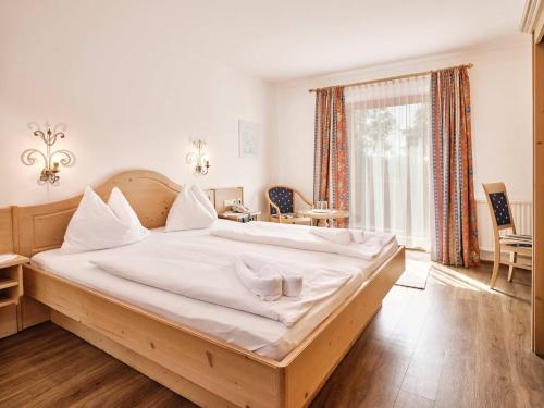 格英布拉特霍夫酒店的一间卧室配有一张带白色床单的大床