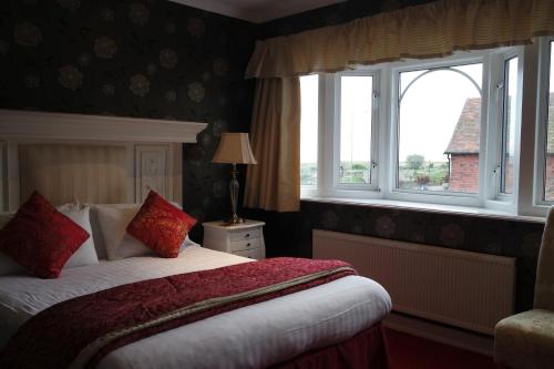 大雅茅斯盖博艾恩德酒店的一间卧室配有床、两扇窗户和一张四柱床