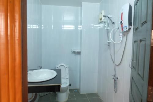 森莫诺隆Mondulkiri Holiday homestay的带淋浴和盥洗盆的白色浴室