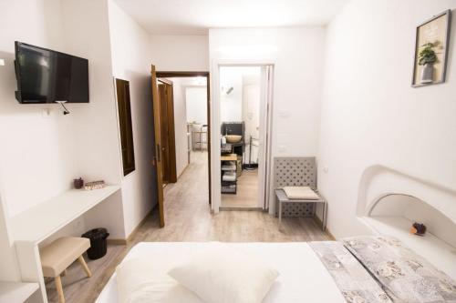 博尔戈马内罗Loft & Espace Maison 1706 Lago Orta的酒店客房带一张床和走廊