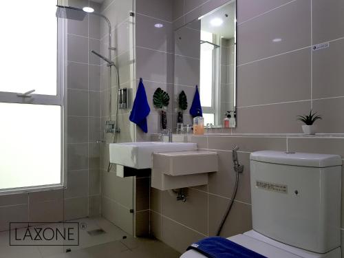 甘榜森布兰Sutera Avenue Kota Kinabalu - Laxzone Suite的一间带水槽、卫生间和镜子的浴室