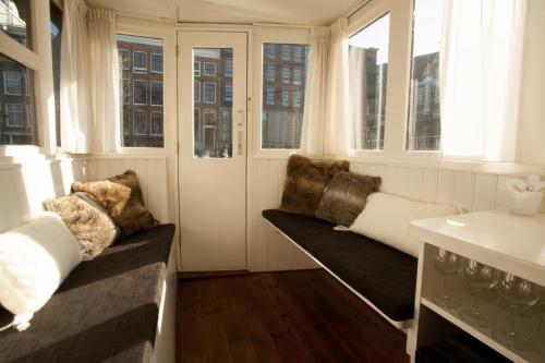 阿姆斯特丹Prince Royal B&B的客房设有窗户、沙发和水槽。