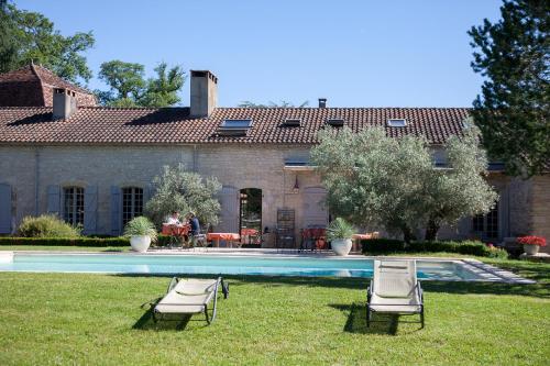 EspèreDomaine de Labarthe Maison d'hotes的一座带游泳池和两把草坪椅的房屋