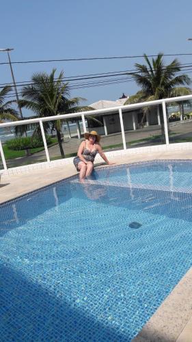 索莱马Mar Azul的坐在游泳池旁的女人