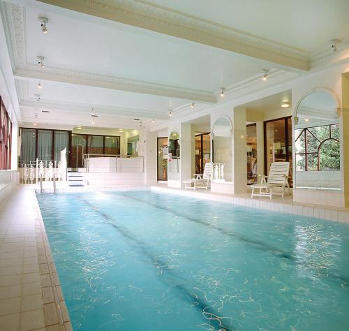 大不列颠斯托克波特酒店内部或周边的泳池