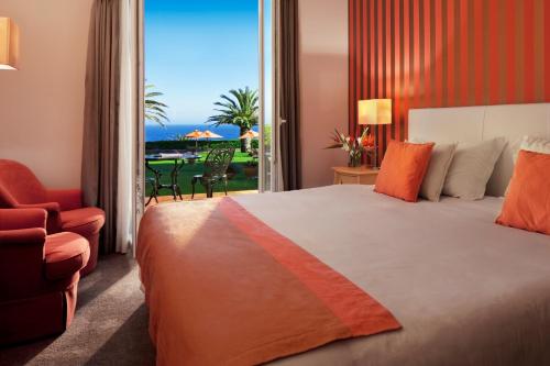 卡斯卡伊斯卡斯卡伊斯东望洋圣母湾精品酒店的一间卧室配有一张床,享有海景