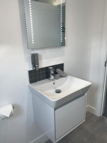 布里斯托Rosemary House Accommodation-Nr Chew Valley的白色的浴室设有水槽和镜子