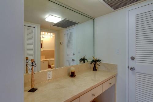 迈阿密海滩2 Beds 2 Baths Beachfront Condo with direct Beach Access的一间带水槽和大镜子的浴室
