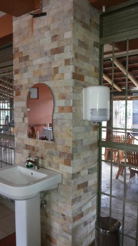 MityanaMakanHill Resort Hotel的一间带水槽和砖墙的浴室