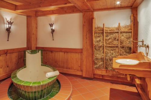 普范德斯Das Lafairs的带浴缸、水槽和干草的浴室。