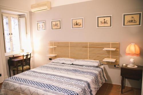 那不勒斯La casa del Nespolo的一间卧室配有一张床、一张桌子和一个窗户。