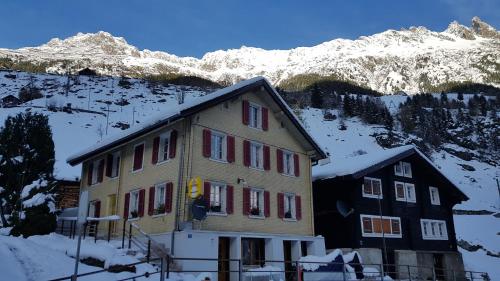 MeienGästehaus Alpenglühn的一座山地雪地建筑