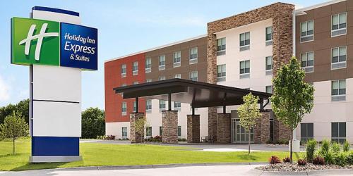 格林维尔Holiday Inn Express & Suites - Greenville - Taylors, an IHG Hotel的前面有标志的建筑