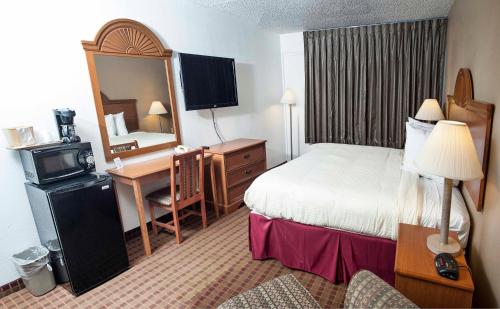 格林维尔快捷套房酒店的酒店客房设有一间带一张床和一张书桌的卧室