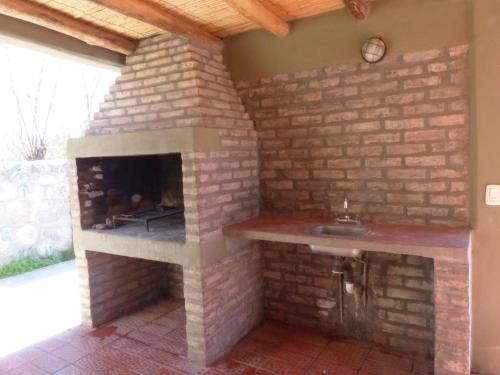 圣奥古斯汀镇Cabañas La Rosita的客房内的砖砌壁炉及水槽