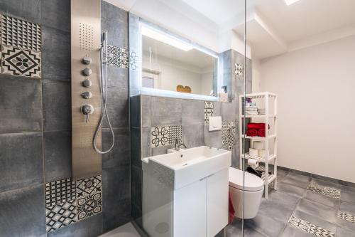 德累斯顿Dresden ThirtySix的一间带水槽、淋浴和卫生间的浴室