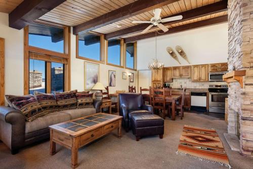斯诺马斯村Aspenwood - CoralTree Residence Collection的客厅配有沙发和桌子