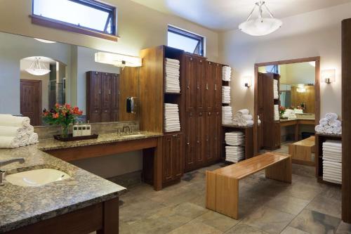 斯诺马斯村Stonebridge Inn的一间带水槽和大镜子的浴室