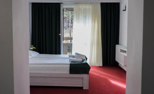 Hotel Cirus客房内的一张或多张床位