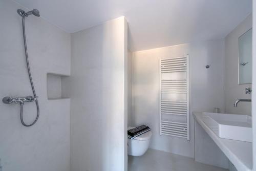 帕罗斯岛Parikia's Crossroad 3 Bedroom House的白色的浴室设有卫生间和水槽。