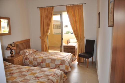 曼德里尔2 Bed, 2 Bath Apartment In Mandria的酒店客房,配有两张床和椅子