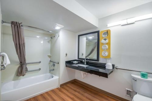 OdentonMotel 6-Odenton, MD - Fort Meade的浴室配有盥洗盆、卫生间和浴缸。