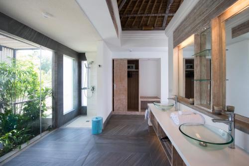 蓝梦岛Villa Coral Lembongan的一间带两个盥洗盆的浴室和一个大窗户
