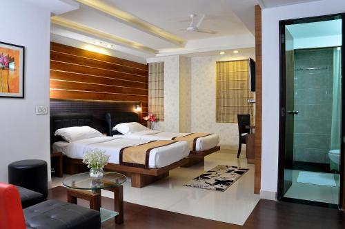 加尔各答尼哈里卡酒店的酒店客房带两张床和一间浴室