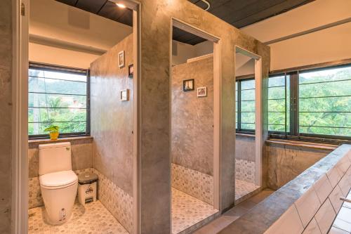 奥南海滩萨尼姆旅舍的一间带卫生间和步入式淋浴间的浴室