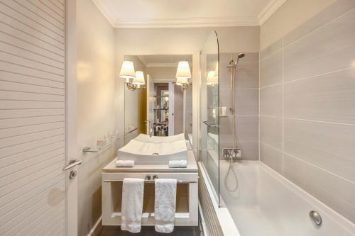 圣吉尔莱班LUX* Saint Gilles Resort的带浴缸、水槽和淋浴的浴室