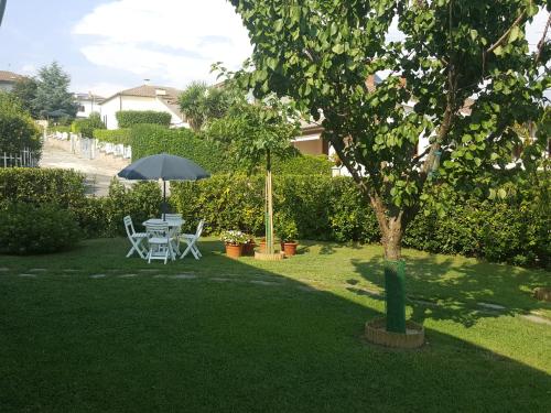 Appartamento in villa外面的花园