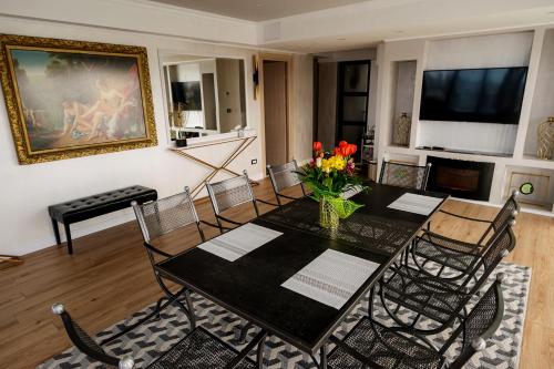 布加勒斯特Brater Luxury的一间用餐室,配有黑色的桌子和椅子