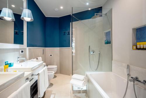 圣玛格利特迪普拉弗特村度假酒店 - 伊尔卡斯特罗的带浴缸、水槽和淋浴的浴室