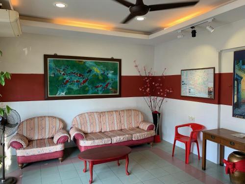 马六甲Fairway Hotel的客厅配有两张沙发和一张桌子