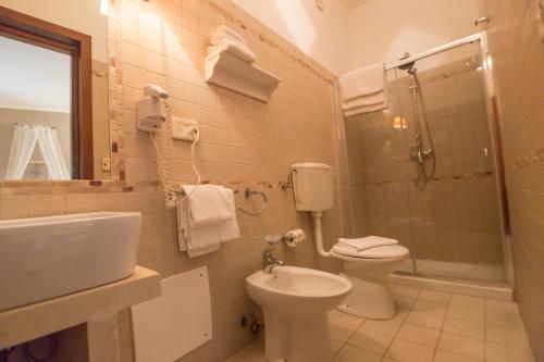 托雷圣乔万尼乌安蒂卡马塞里亚洛达卡伯莎酒店的一间带水槽、卫生间和淋浴的浴室