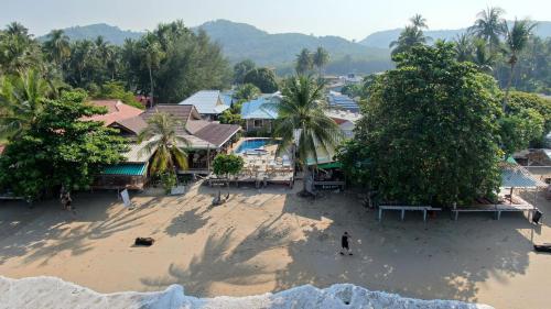 高兰Lanta New Coconut Bungalow的享有海滩的空中景致,拥有房屋和树木