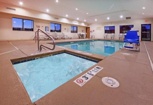 拉伯克拉伯克乡村旅馆及套房的中间没有游泳标志的酒店游泳池