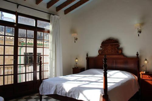 阿尔库迪亚Sant Jaume的一间卧室设有一张床和一个大窗户