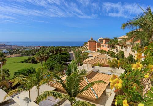 阿德耶Royal Garden Villas, Luxury Hotel的享有棕榈树和海洋度假村的空中景致