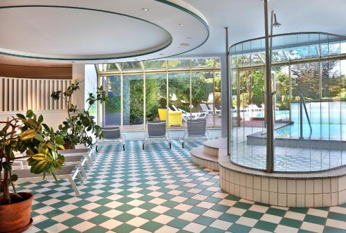 圣卡尼兹马尔科酒店的大楼内带游泳池的大堂