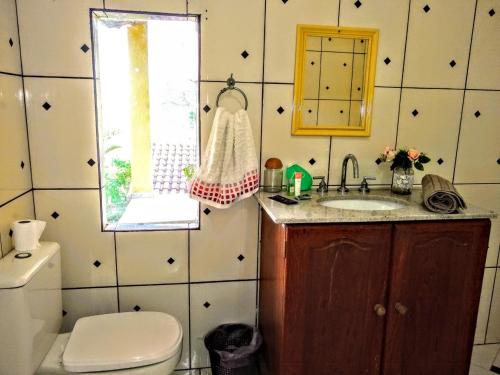 迈里波朗Pousada Pitoresca的一间带卫生间、水槽和窗户的浴室