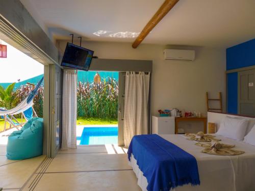 福廷Pousada Recanto Beija-Flor Kitesurf的一间卧室配有一张床,享有游泳池的景色