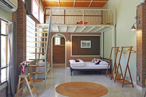 Ban Nong Nam KhanBaan Karm poo Uthaithani的一间卧室配有一张双层床和梯子