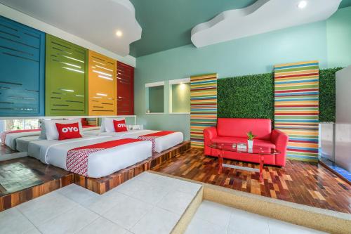 罗勇Suan Palm Garden View的一间卧室配有两张床和红色椅子