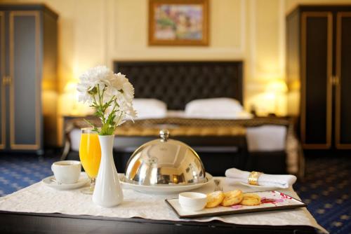 敖德萨Villa Le Premier Maestro的一张桌子,放在酒店的房间,放着一盘食物